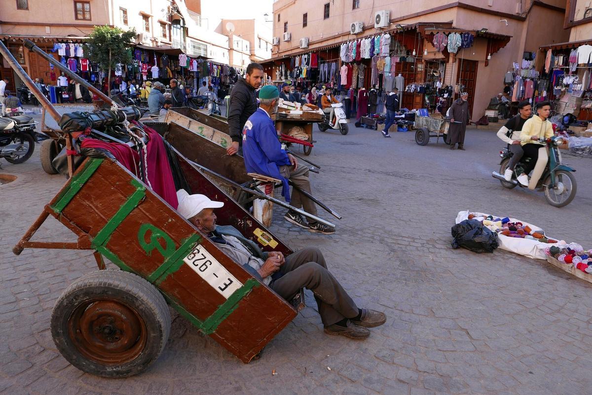 MARRAKECH, 18/01/2022.- Tras casi dos años de crisis sanitaria, con solo algunos meses de respiro el pasado otoño, Marrakech acumula la fatiga de ver cómo sus comercios, restaurantes y hoteles cierran ante la ausencia de visitantes, que dan de comer a todos los sectores de una ciudad pensada por y para el turismo. Persianas echadas en las tiendas del zoco, pocos restaurantes abiertos, una plaza Yamaa al Fna sin encantadores de serpientes... la estampa de Marrakech este enero, agravada por el cierre de fronteras de Marruecos, es irreconocible en un lugar que habitualmente hierve a cada hora del día. Pendientes de los datos de actividad turística, el sector prevé que 2021 sea un año con resultados similares a los registrados en 2020 respecto al periodo prepandemia, cuando las pernoctaciones hoteleras en Marrakech pasaron de 8,3 a 1,8 millones (un 79 % menos).EFE/María Traspaderne