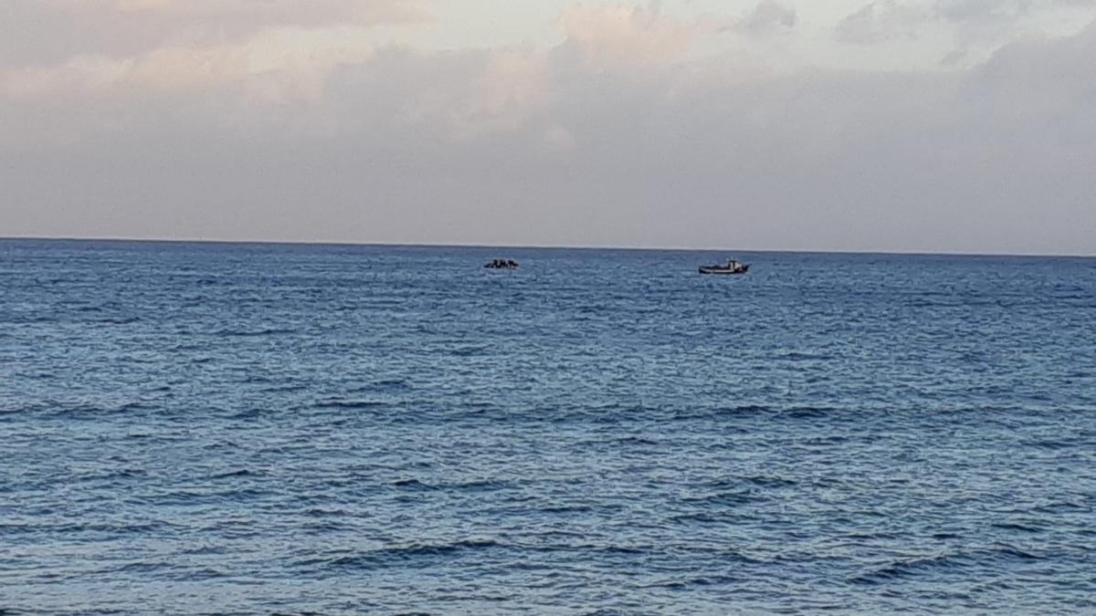 A la izquierda de la imagen, la patera que creyó ver el guardia civil en Playa Honda.