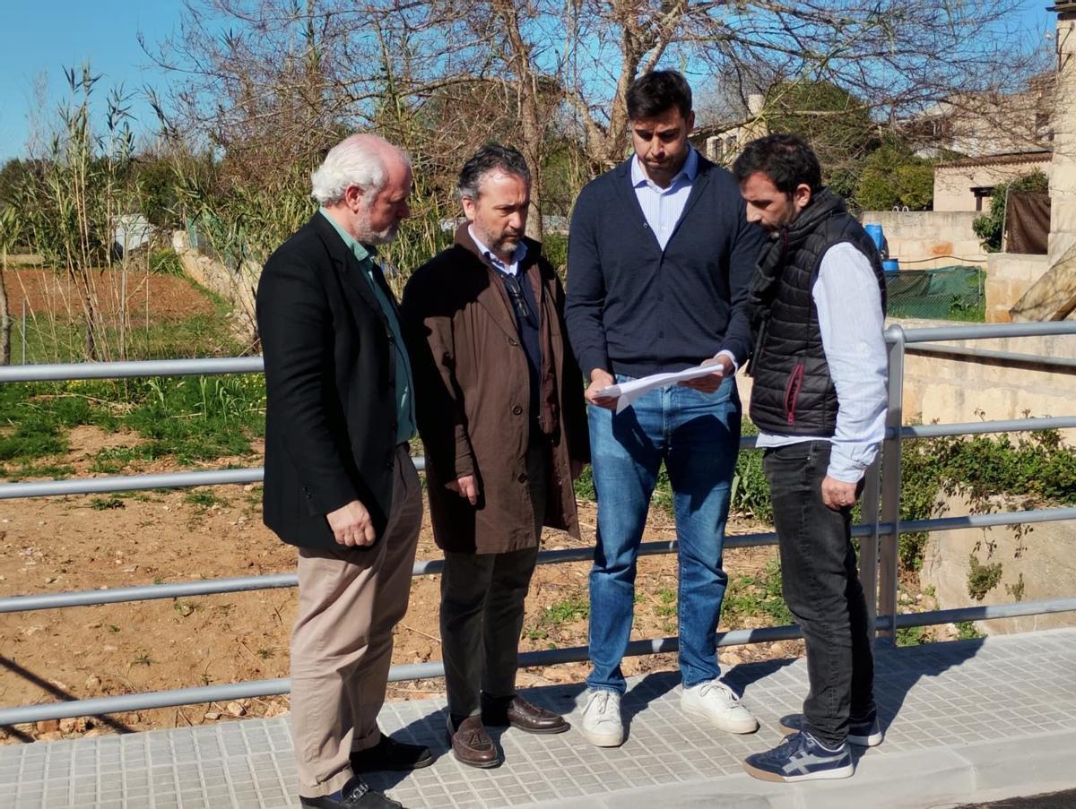 Las autoridades observan el proyecto.