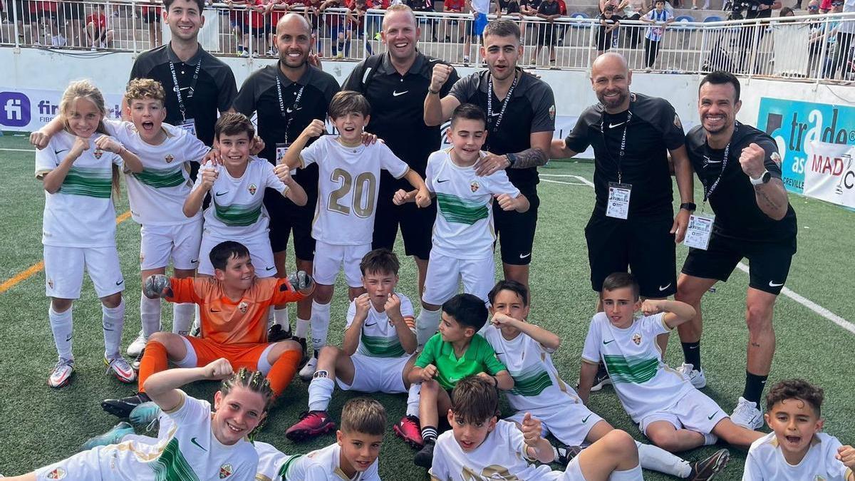 Els jugadors de l'Elx Benjamí celebren la victòria al costat dels seus entrenadors