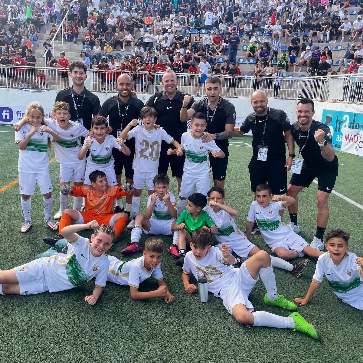 Los jugadores del Elche Benjamín celebran la victoria junto a sus entrenadores