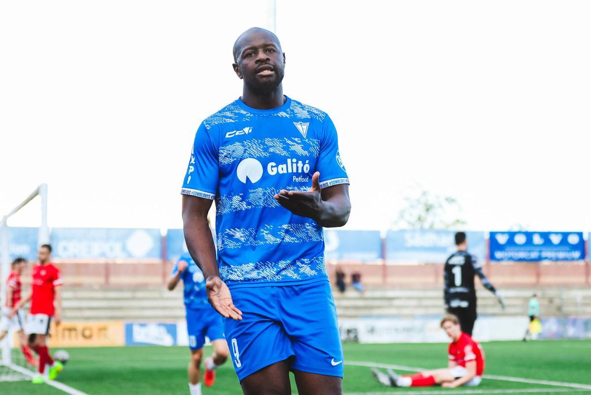 Elhadji Baldeh celebra el seu gol davant el Balaguer