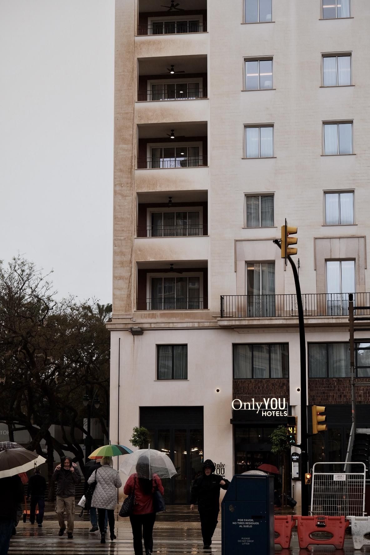 El barro cubre las calles y edificios de Málaga