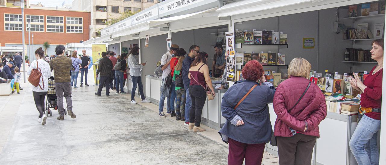 Asistencia a la Feria del Libro de Alicante en la tarde de este sábado.