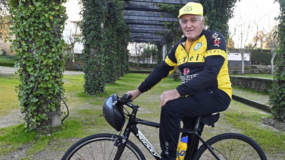 José Antonio Ramos, con su bicicleta actual, en el parque de A Riouxa.