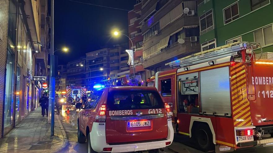 Los servicios de emergencias en el lugar del incendio en Alicante.