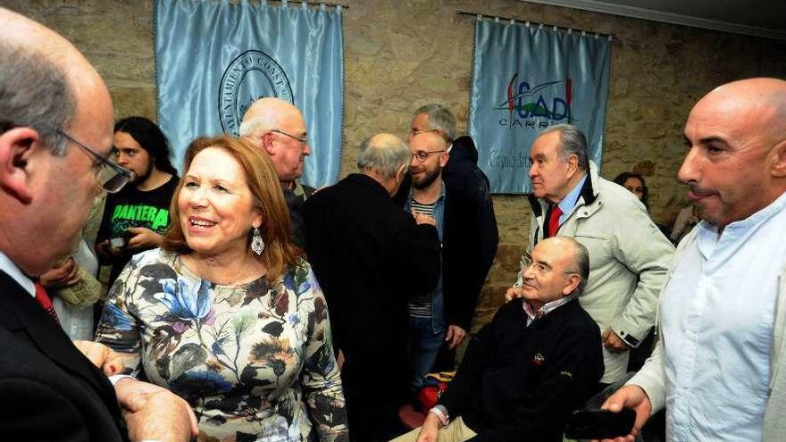 Barreiro, sentado, en el Gato Negro en compañía de su mujer (de pie) y su hijo Daniel (al fondo). // I. Abella