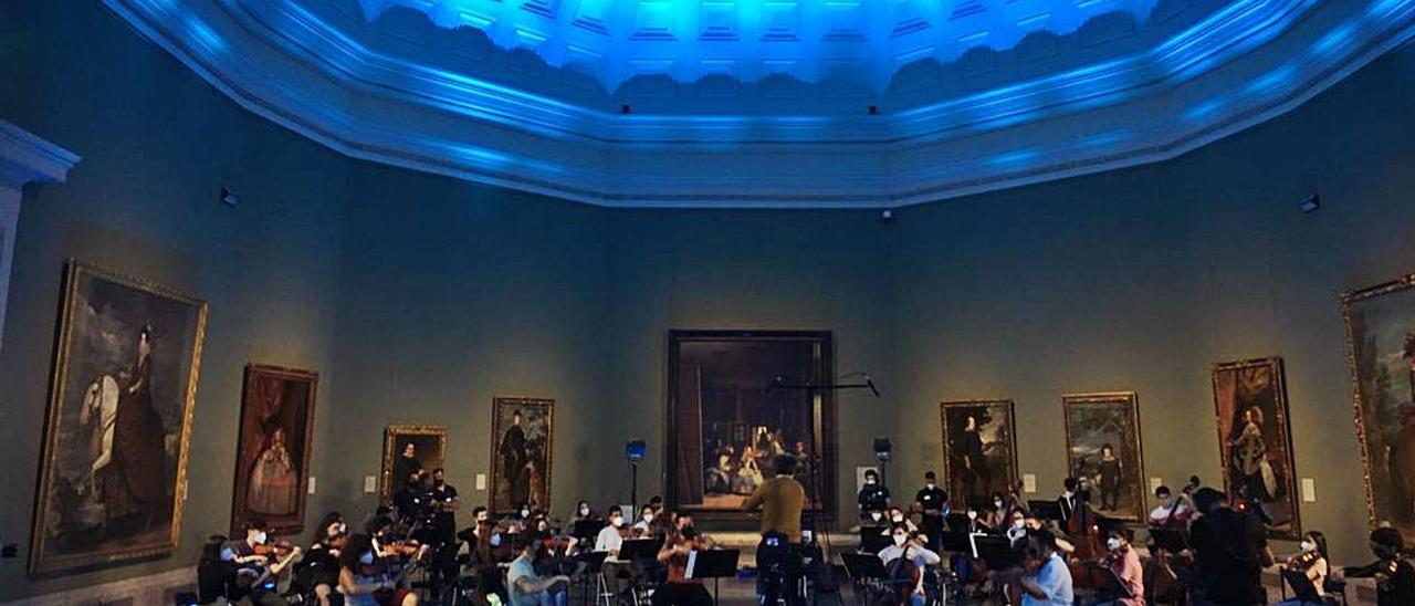 Un momento del ensayo de parte de la orquesta “Encuentros”, con Dudamel en el centro y “Las meninas” al fondo, en el Museo del Prado. | LNE