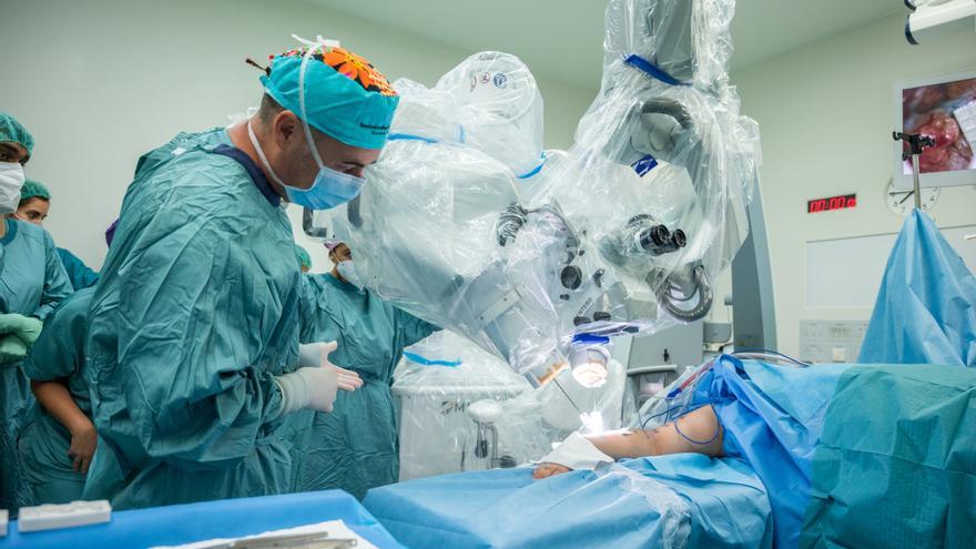 Sant Pau reconstrueix la mama i el sistema limfàtic en l&#039;operació per extirpar el tumor, una cirurgia única a Europa