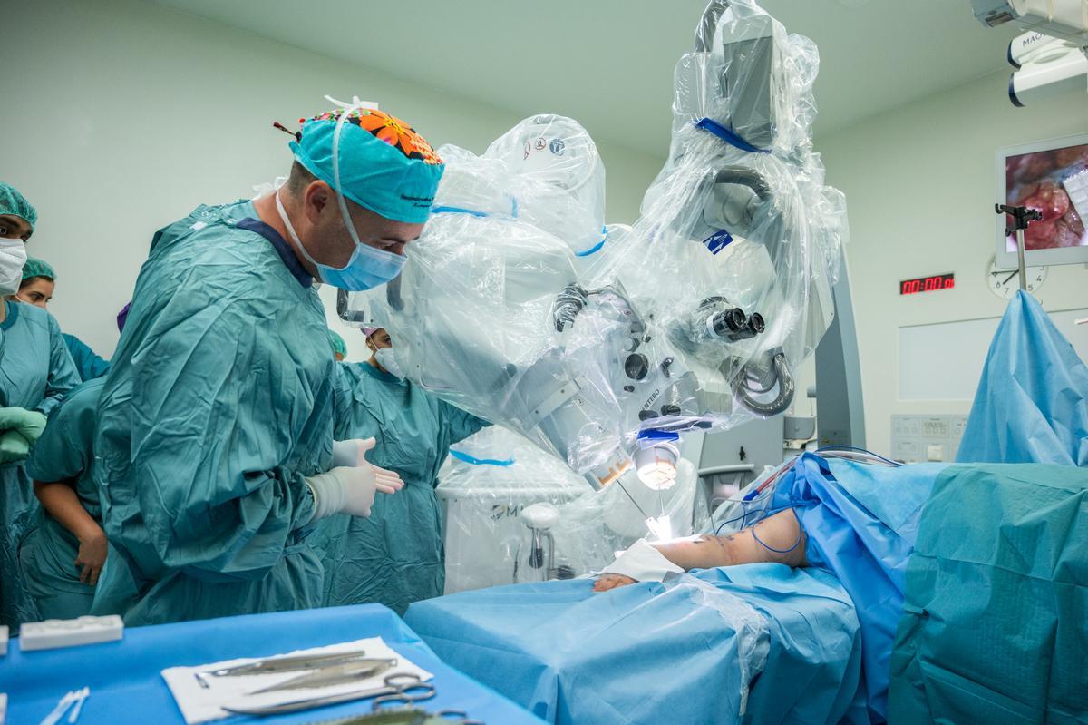 Operació en què s'extirpa el tumor i es reconstrueix la mama i el sistema limfàtic en la mateixa intervenció a una pacient amb càncer de mama, a l'Hospital de Sant Pau.