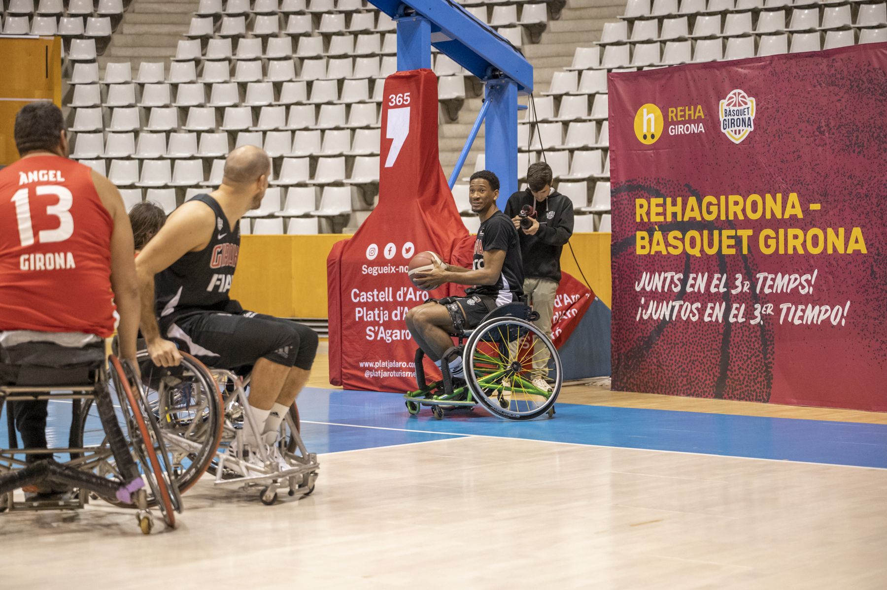 Les estrelles del Girona a l’ACB descobreixen el bàsquet en cadira de rodes