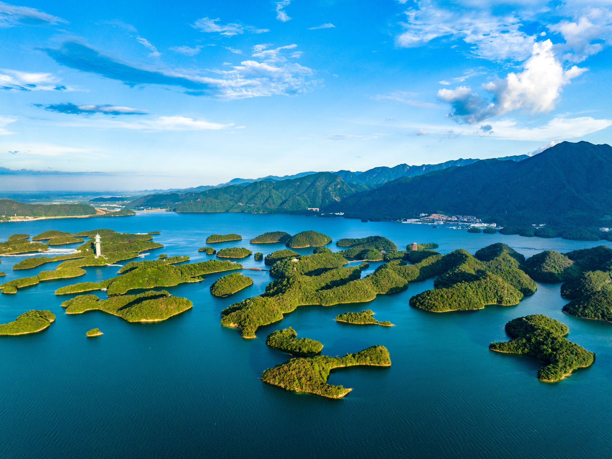 El lago de Qiandao está repleto de miles islas pequeñas