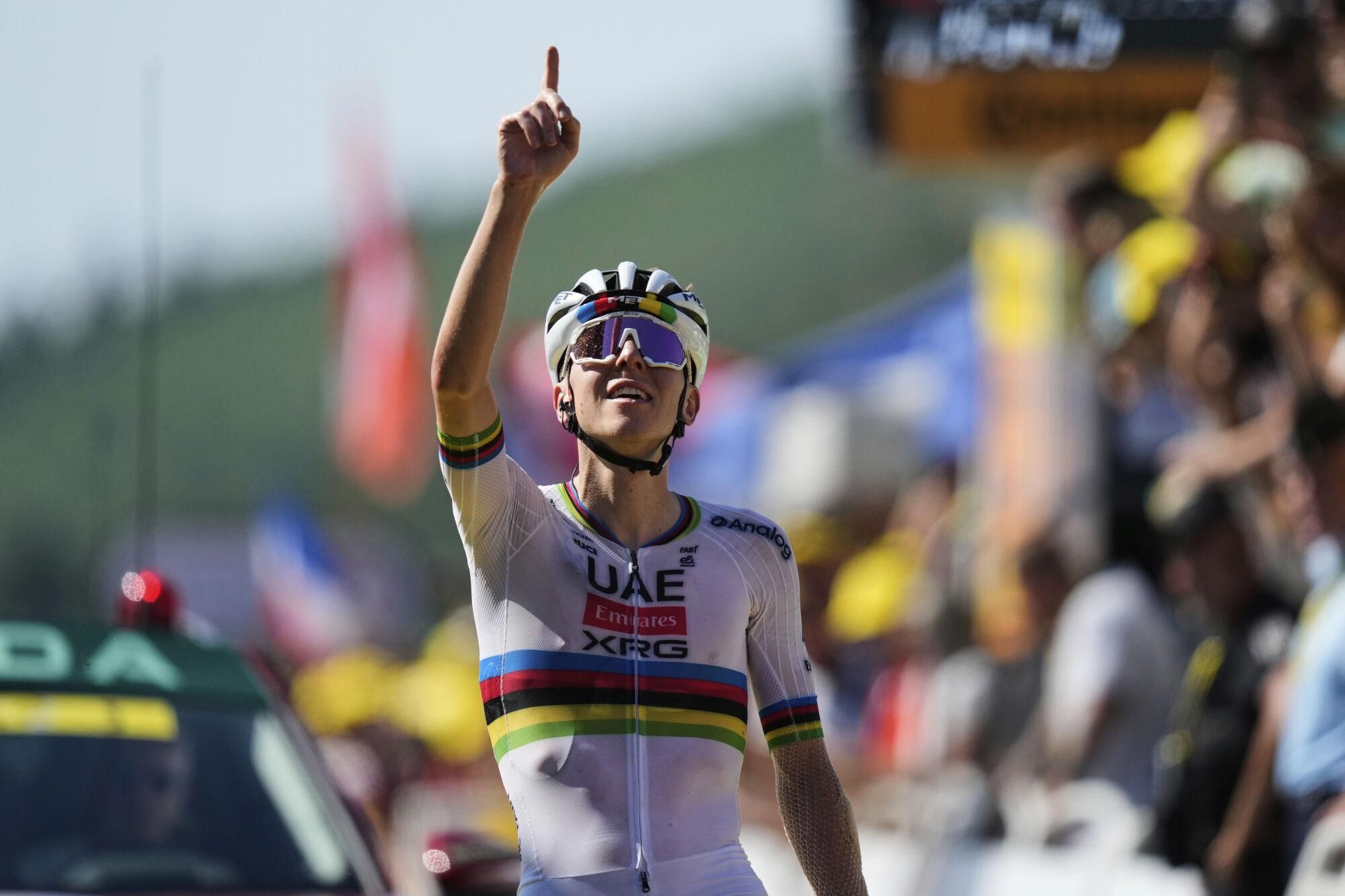 Slovenia's Tadej Pogacar crosses the finish line to win the twelfth stage of the Tour de France cycling race over 180.6 kilometers (112.2 miles) with start in Auch and finish in Hautacam, France, Thursday, July 17, 2025. (AP Photo/Mosa'ab Elshamy) Associated Press / LaPresse Only italy and spain. EDITORIAL USE ONLY/ONLY ITALY AND SPAIN