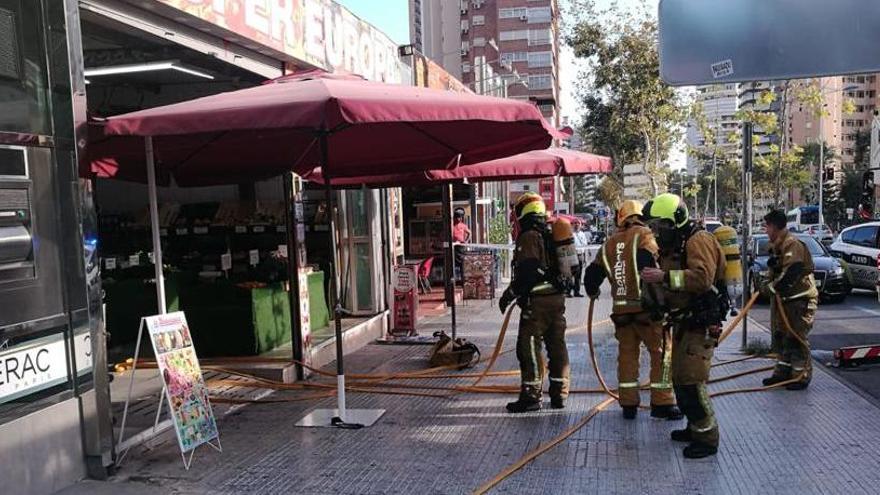 Desalojan un supermercado de Benidorm al arder cartones acumulados en el patio