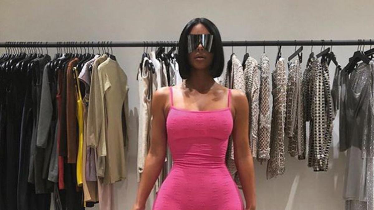 Kim Kardashian vestida con mono y botas altas rosa