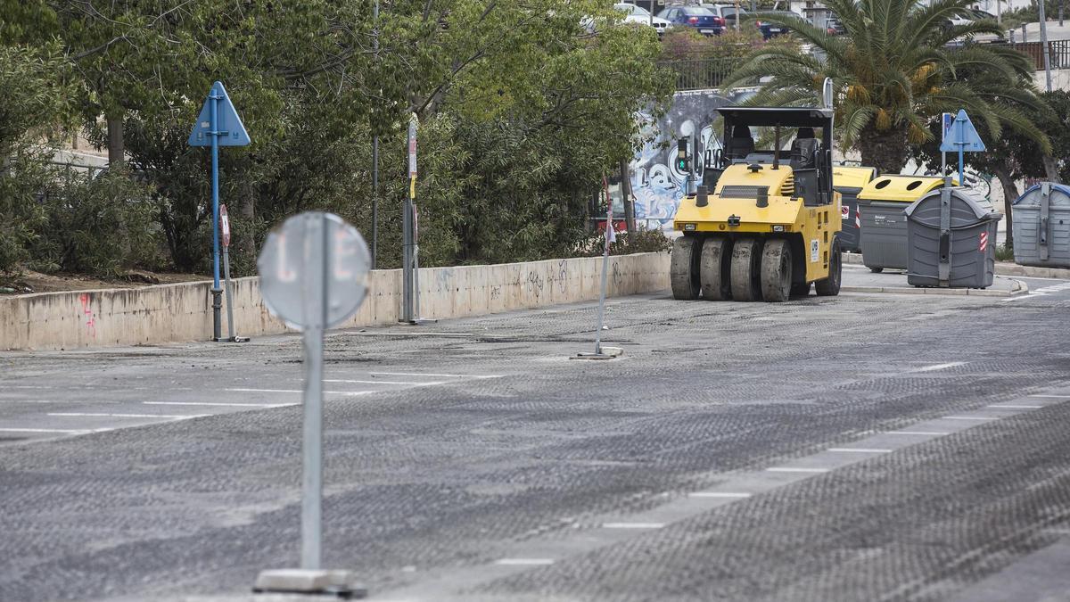 Labores de asfaltado en Alicante, en una imagen de archivo.