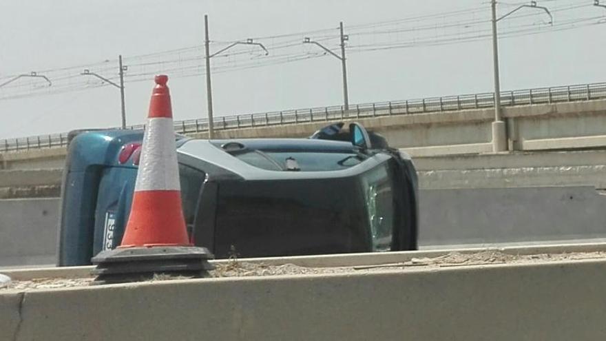 Un coche volcado en la V-30 tras un accidente ayer.