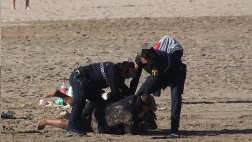 Un policía franco de servicio detiene a un agresor sexual en la playa de la Malva-rosa
