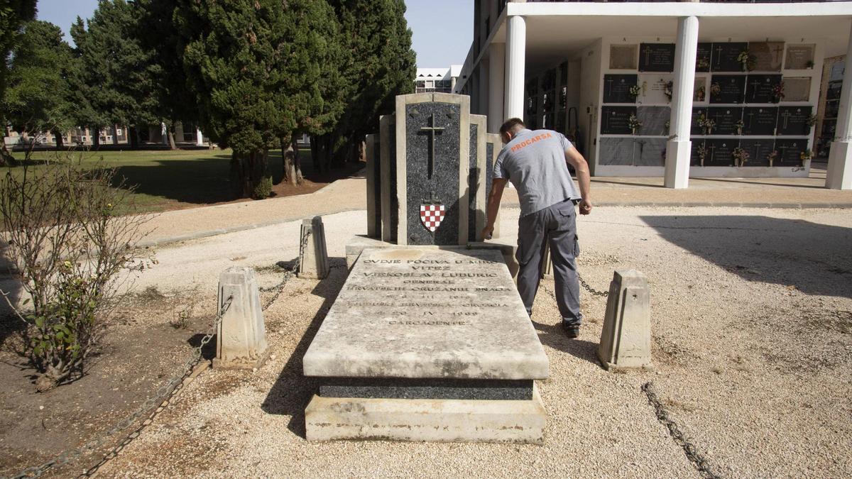 Un trabajador de la empresa pública Procarsa, junto a la tumba del criminal nazi Vjekoslav Luburic.