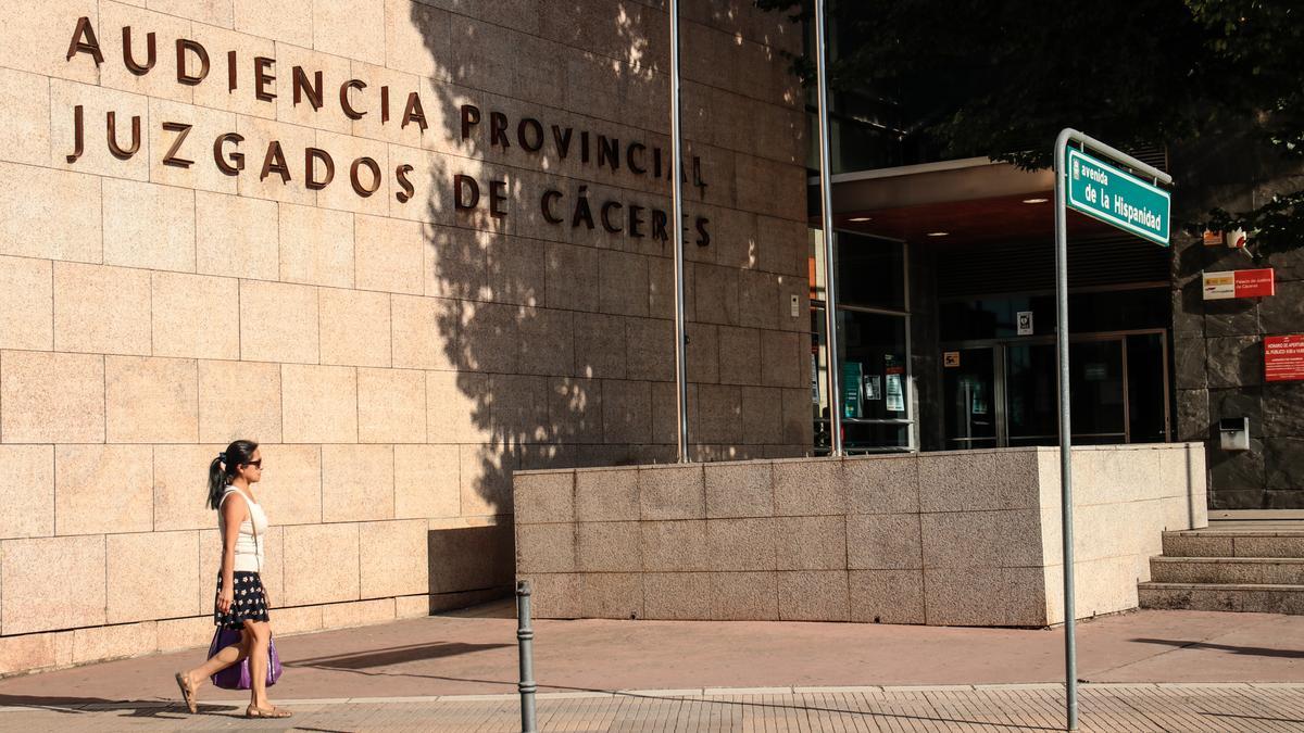 Entrada a la Audiencia Provincial de Cáceres.