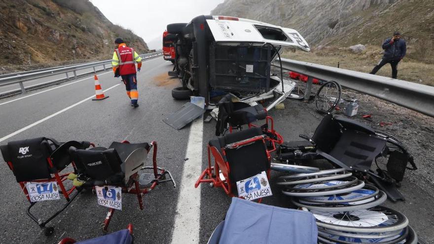 Aspecto de la furgoneta siniestrada y de las sillas de ruedas tras el accidente en la autopista del Huerna