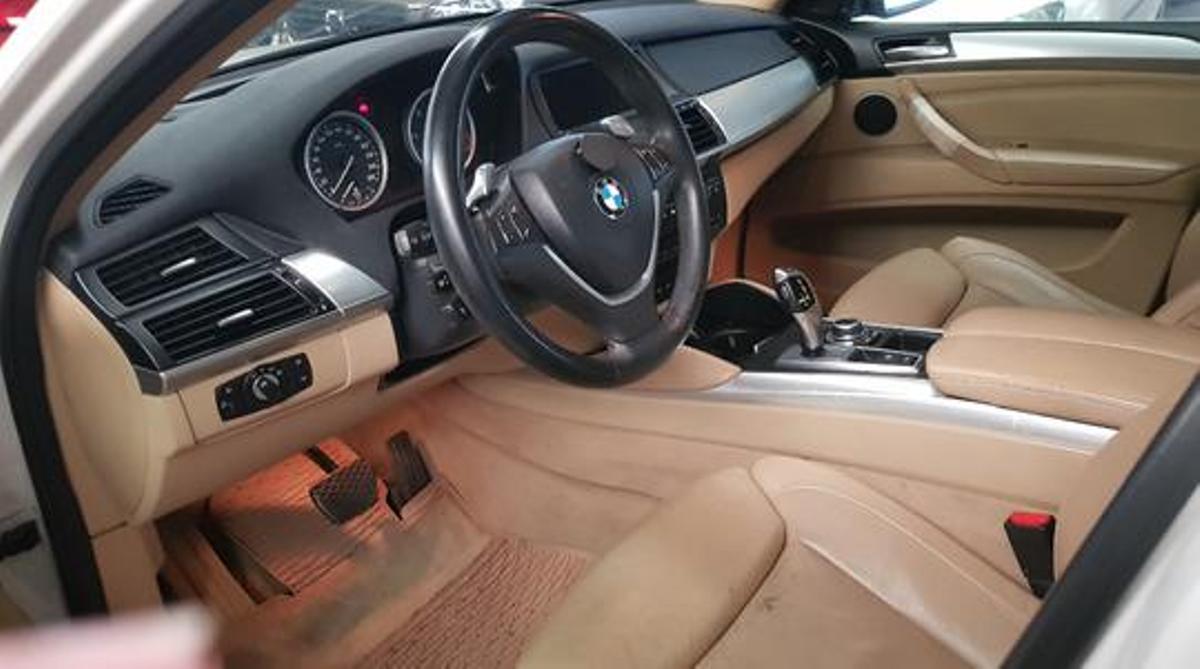 Interior de un BMW X6 subastado y adjudicado por 8.104 euros