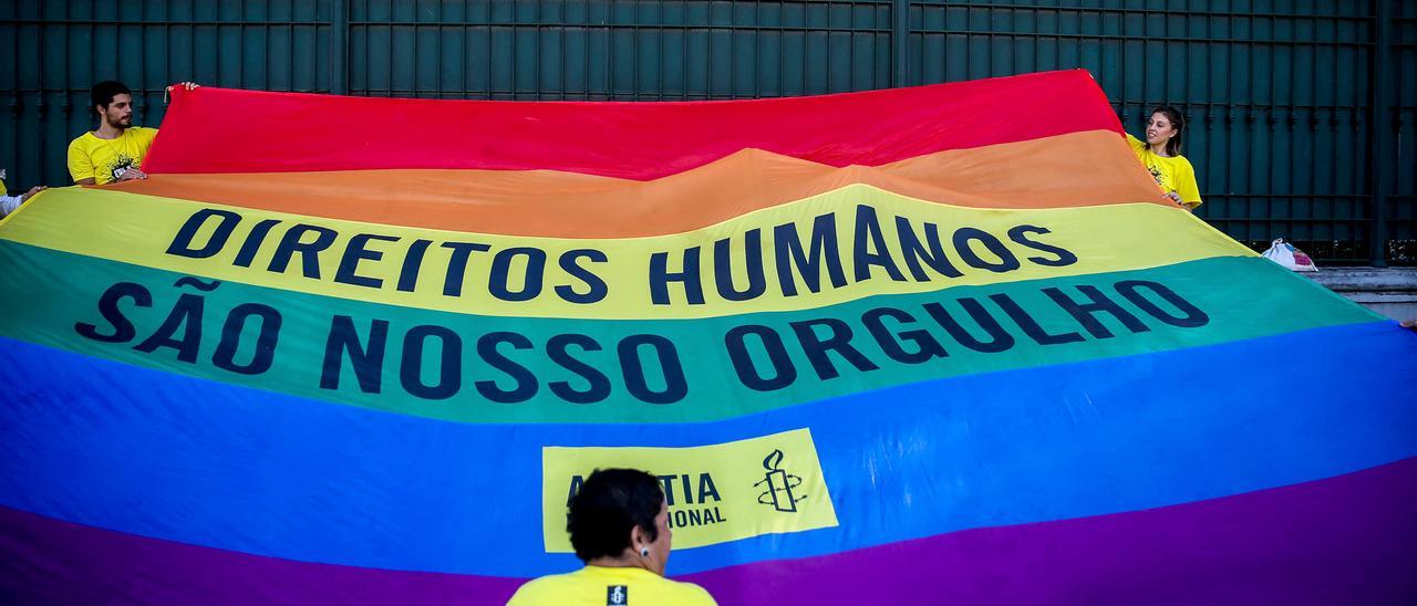 Bandeira do movemento LGTBI, nun acto reivindicativo en Brasil.