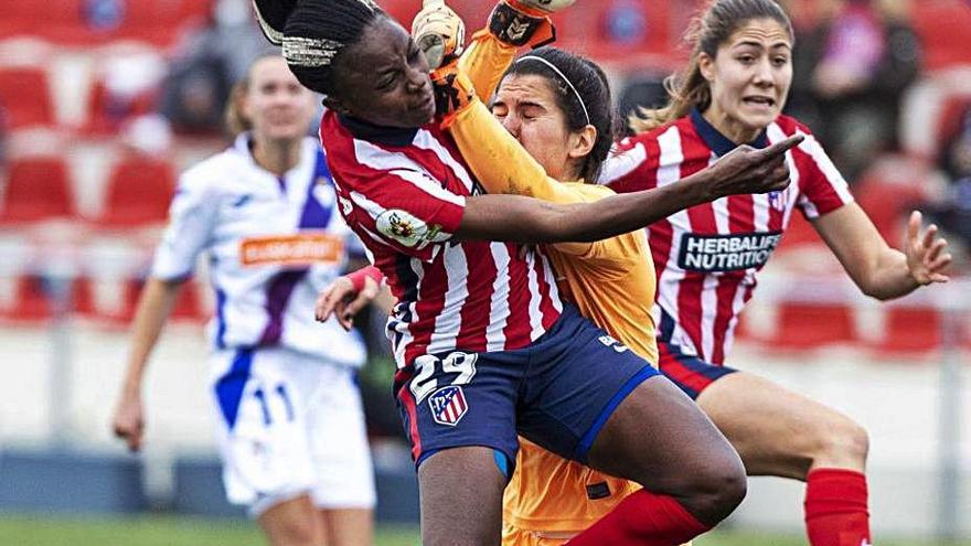Noèlia Garcia pugna amb Njoya en l&#039;Atlético-Eibar