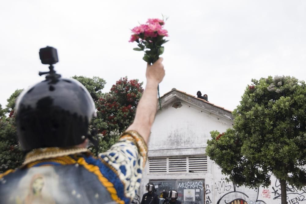 Unas 300 personas protestan en apoyo de los okupas, a los que el Concello impidió el paso a las naves