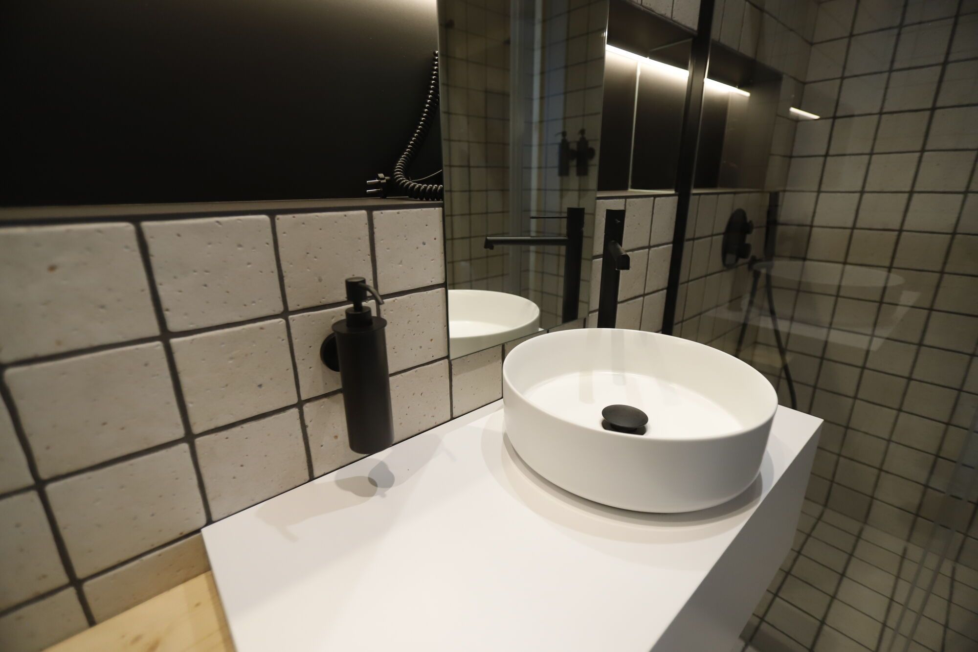 Así es por dentro el edificio que se montó como un mueble de Ikea en cinco días en el centro de Zaragoza