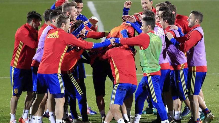 Los jugadores de la selección &#039;saludan&#039; a los novatos antes del entrenamiento.