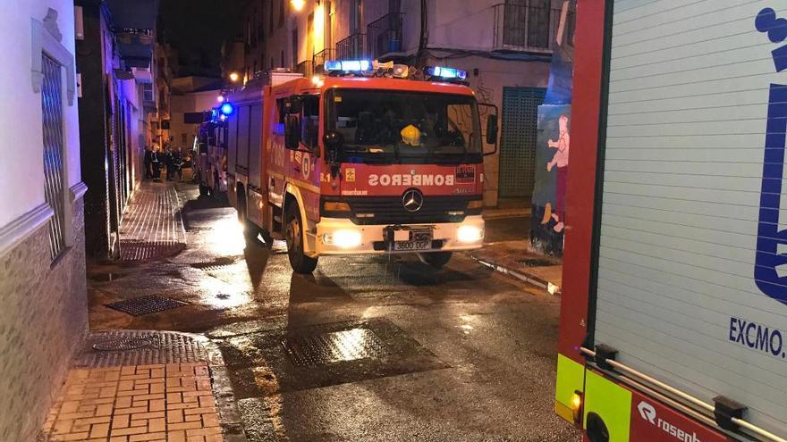 Los bomberos rescatan a un menor de un incendio cuando estaba solo en casa