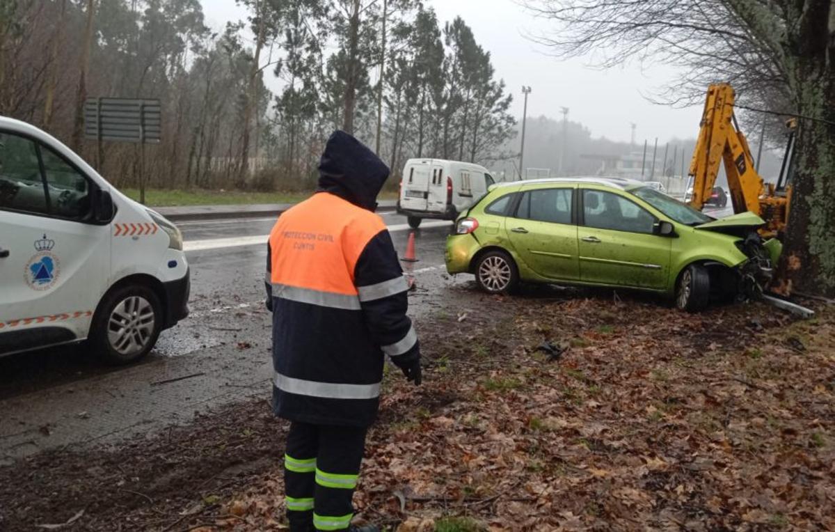 Herido tras chocar contra un árbol en Cuntis | FDV