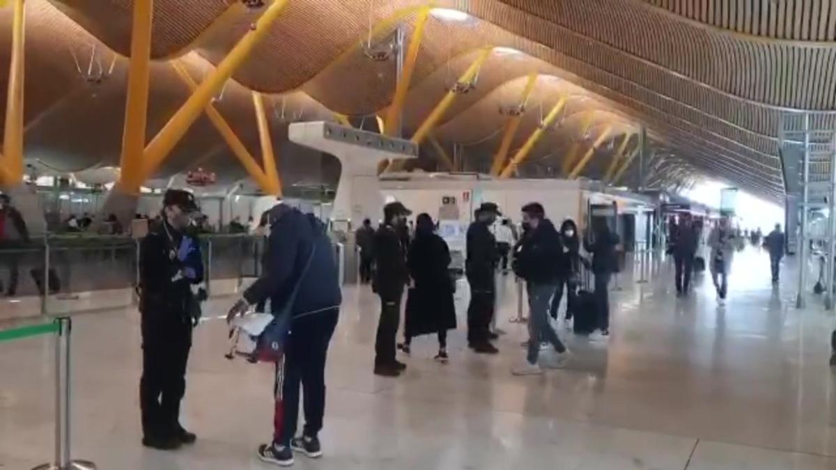 Control policial en el aeropuerto de Madrid Barajas
