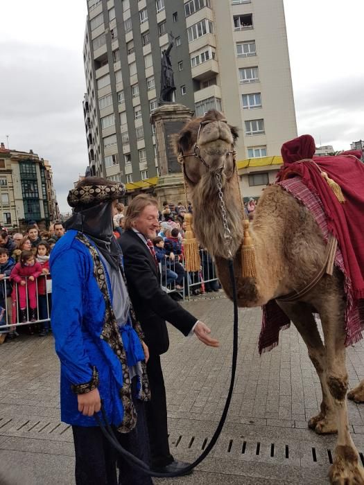 Los Reyes Magos llegan a Gijón para repartir regalos e ilusión