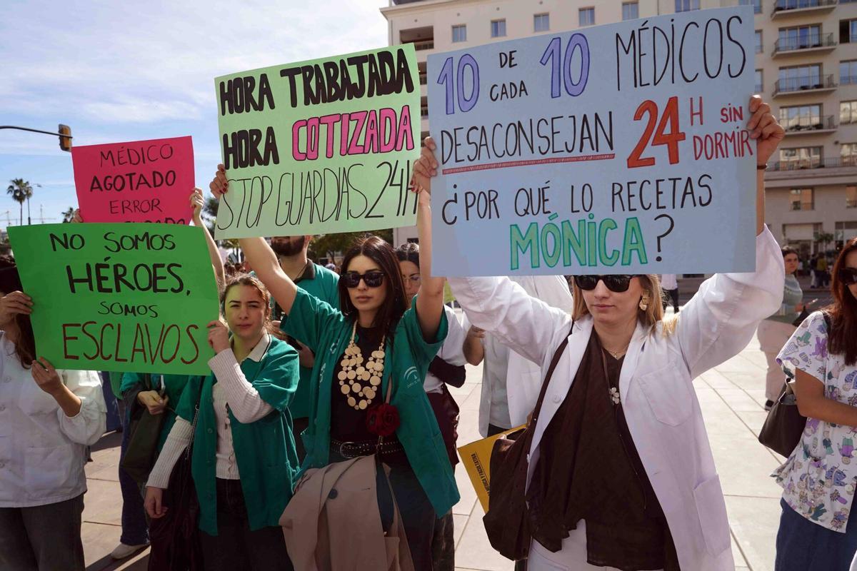 Más de medio millar de médicos de Málaga marchan por calle Larios en una nueva jornada de huelga Más de medio millar de médicos de Málaga marchan por calle Larios en una nueva jornada de huelga