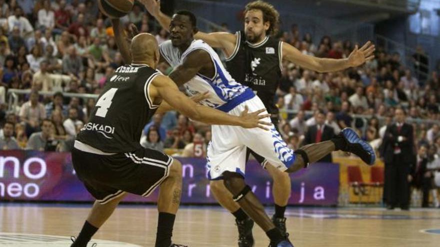 Hazell lucha por un balón entre Grimau y Fisher.