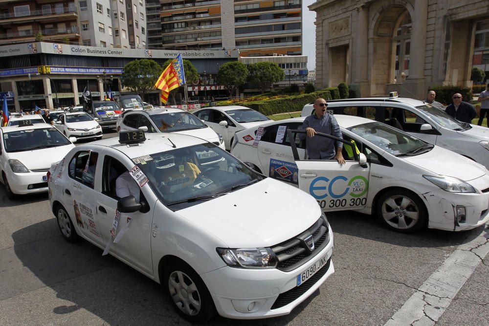 Los taxistas marchan contra los coches con conductor