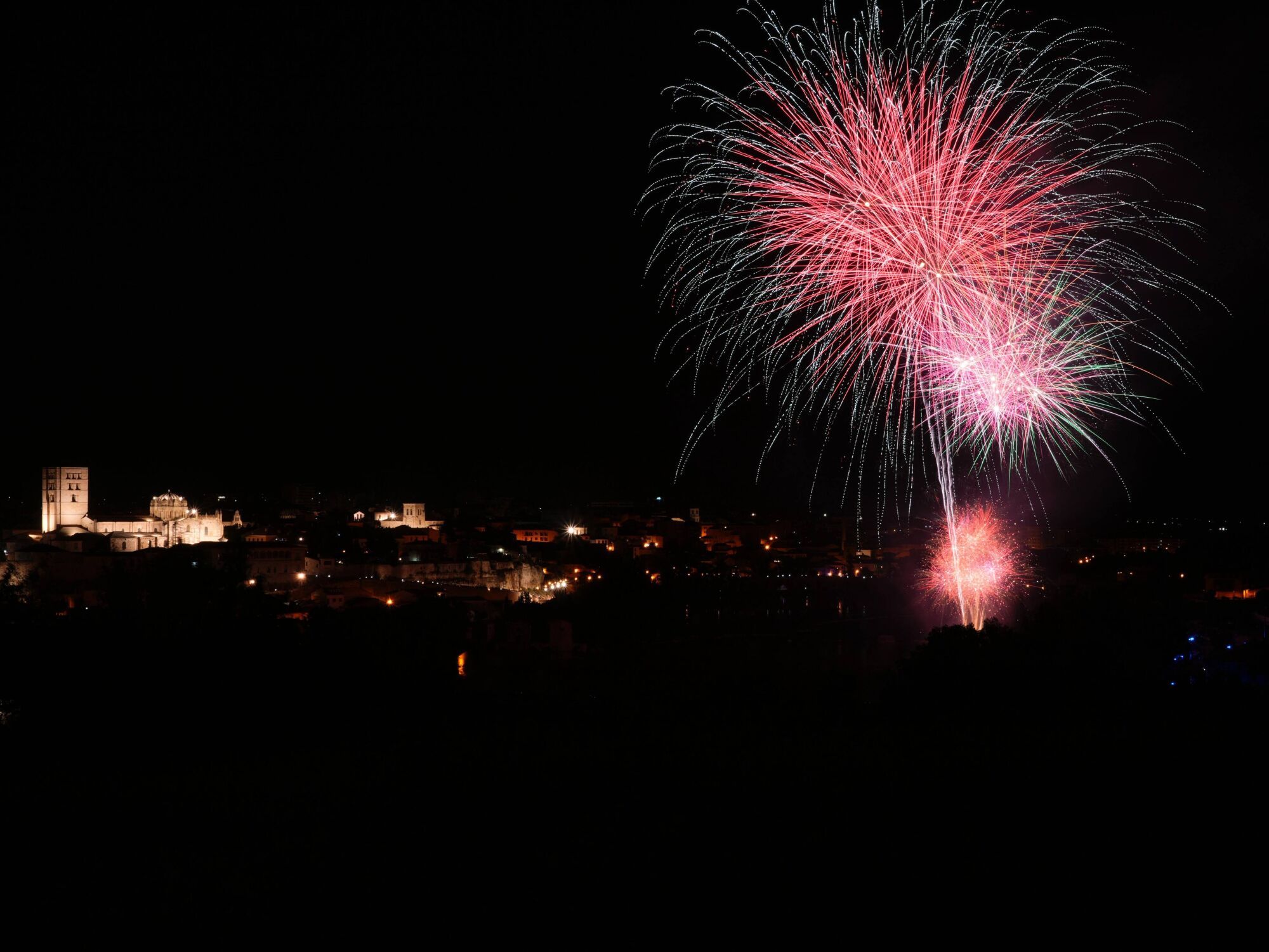 Castillo de fuegos artificiales. Fin de las Fiestas de San Pedro 2025 en Zamora.