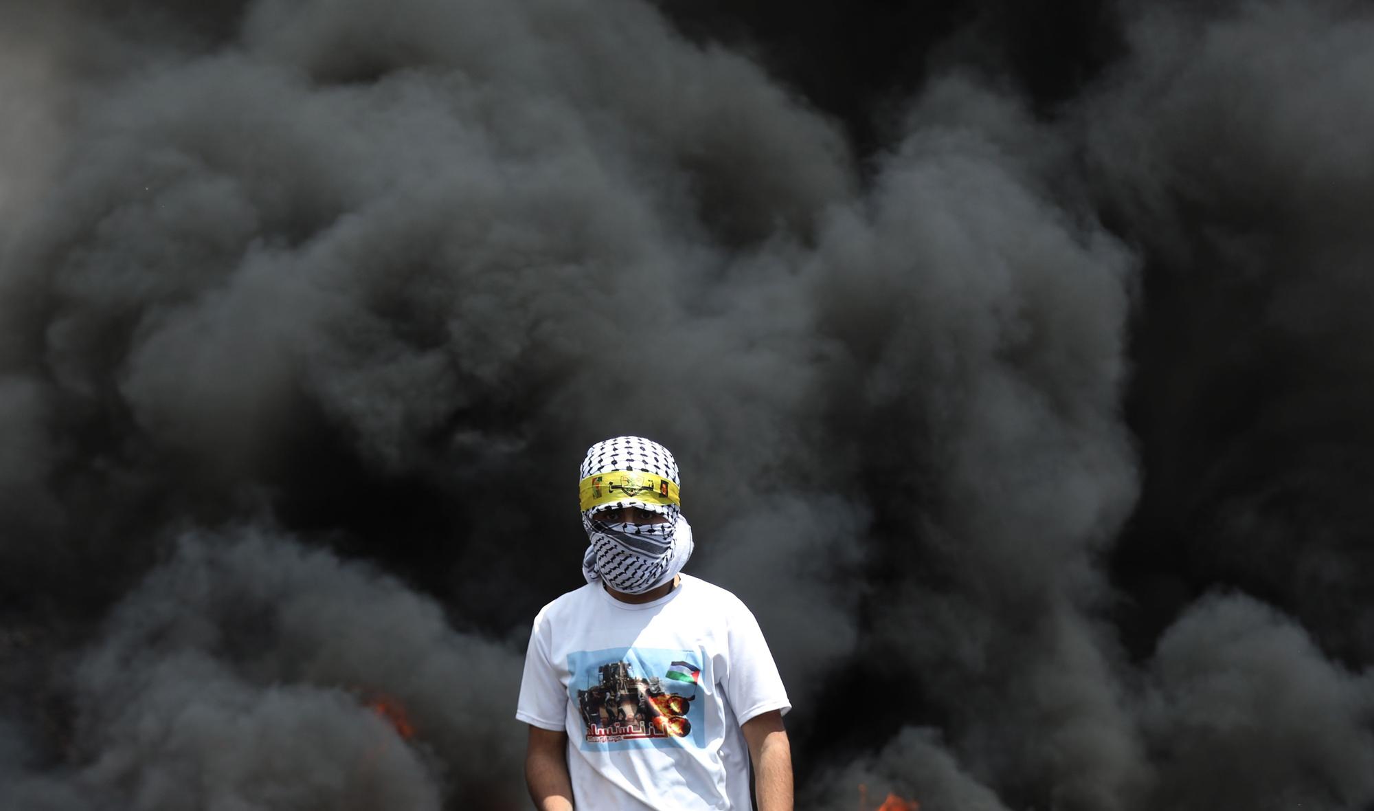 Un palestino junto a una barricada durante una jornada de protestas palestinas en una imagen de 2022.