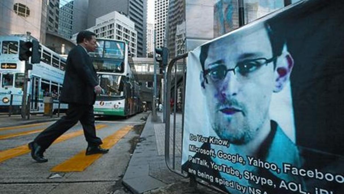 Una pancarta de apoyo a Snowden, colocada en pleno distrito comercial de Hong Kong.