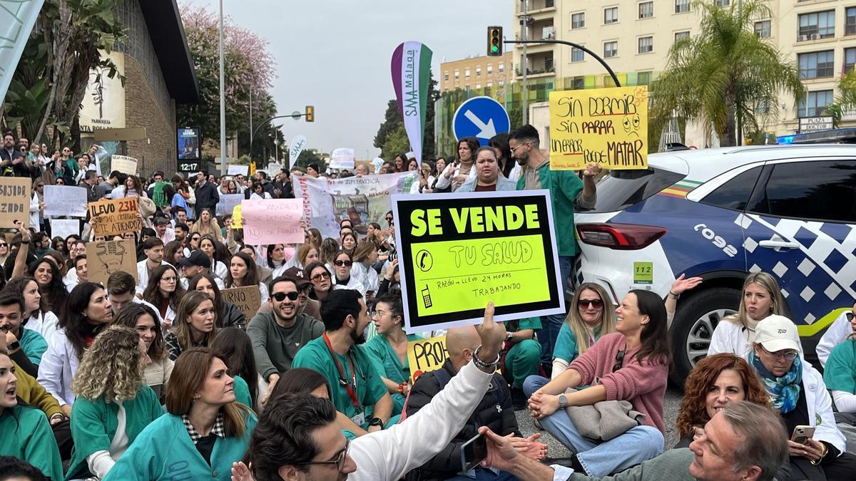 Los médicos de Málaga se concentran frente al Hospital Regional.