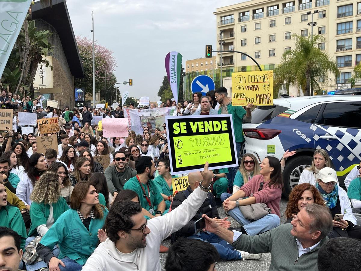 Los médicos de Málaga se concentran frente al Hospital Regional en el Hospital Regional
