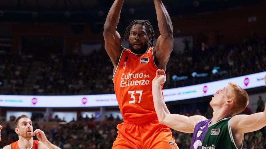 Semi Ojeleye se ha convertido en uno de los fichajes de más impacto en el actual Valencia Basket. | M.A.POLO