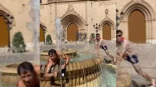 Un 'influencer' se baña en la fuente de la Plaza Mayor de Castelló: ¿Vandalismo o humor?