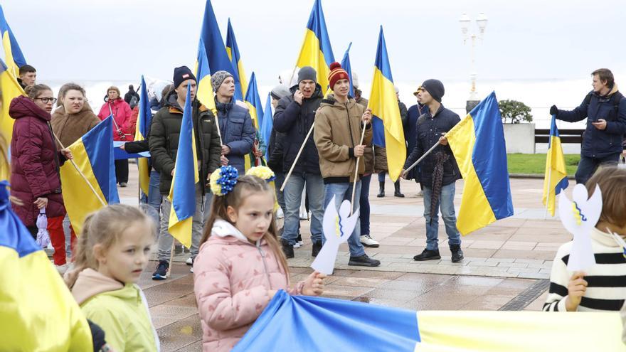 La concentración de ucranianos en Gijón tras dos años de guerra, en imágenes