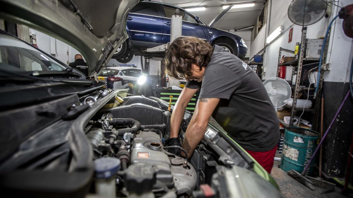 Un autónomo trabaja en su taller de reparación de automóviles.