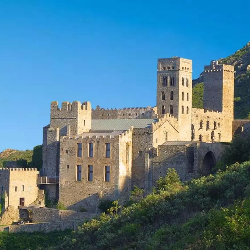El primer monasterio románico de la península ibérica: una joya arquitectónica del año 878 que se eleva a 520 metros del mar