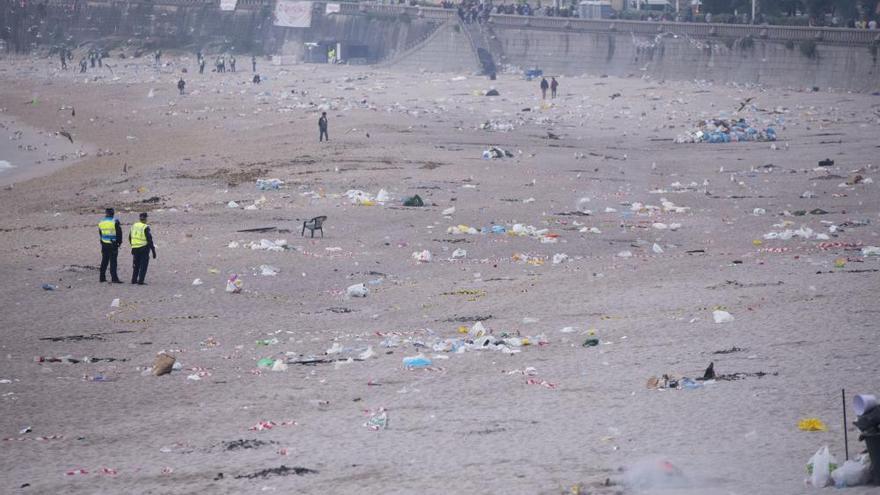 Basura acumulada en la playa tras la noche de San Juan