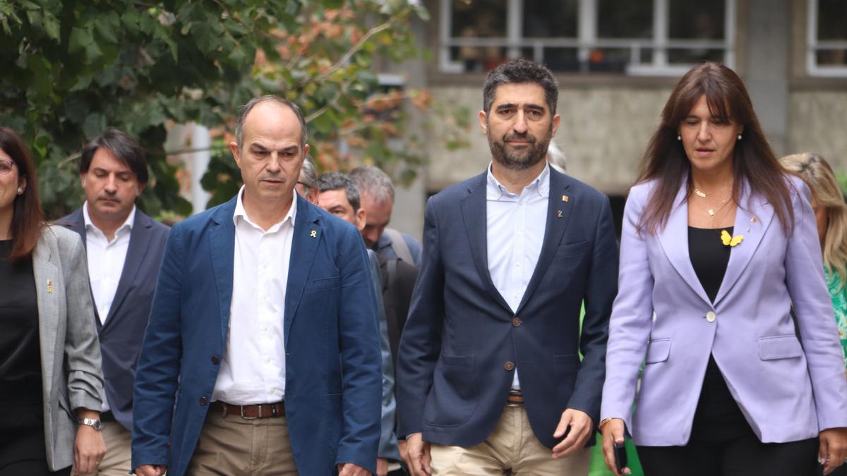 La presidenta de Junts, Laura Borràs, i el secretari general, Jordi Turull, arriben a la seu del partit acompanyant el vicepresident destituït, Jordi Puigneró